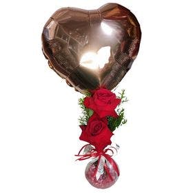 Arranjo de Rosas Vermelhas em Vaso de Vidro com Balão ''GG''