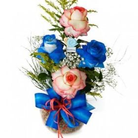 Arranjo de Rosas em Vaso de Vidro com Placa Decorativa